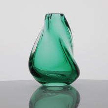 Load image into Gallery viewer, Twist Diffuser Vase

